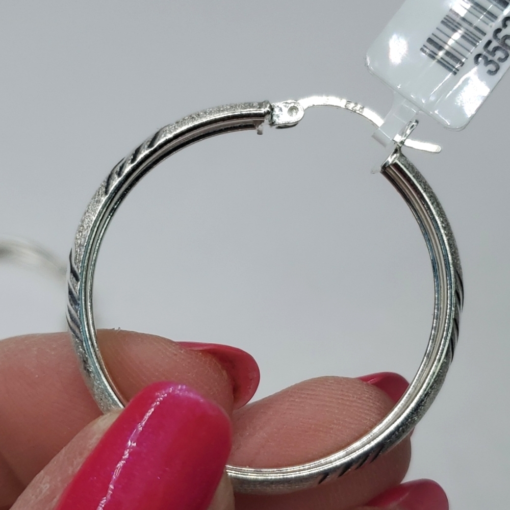 Sterling Silver Diamond Cut Chevron Pattern Hoop Earrings NWT - Picture 7 of 8